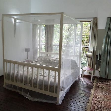 Bushman Cafe Hotel Абиджан Екстериор снимка