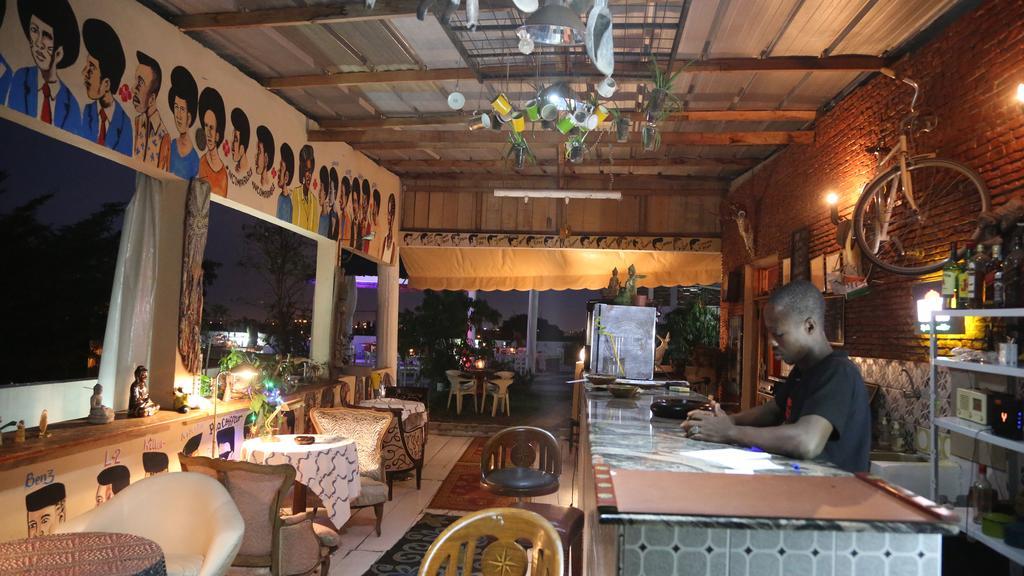 Bushman Cafe Hotel Абиджан Екстериор снимка