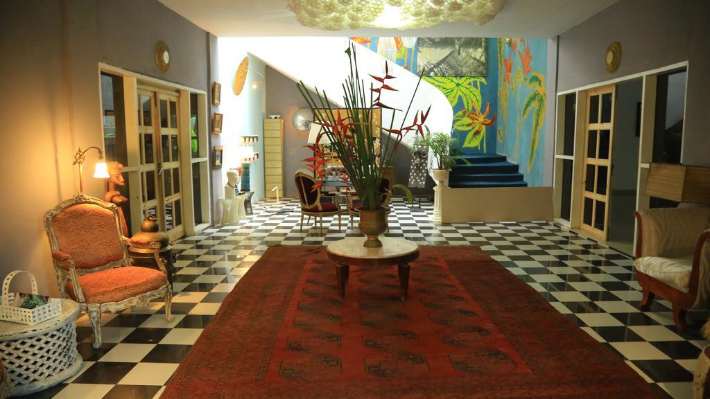 Bushman Cafe Hotel Абиджан Екстериор снимка