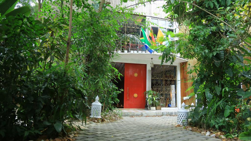 Bushman Cafe Hotel Абиджан Екстериор снимка