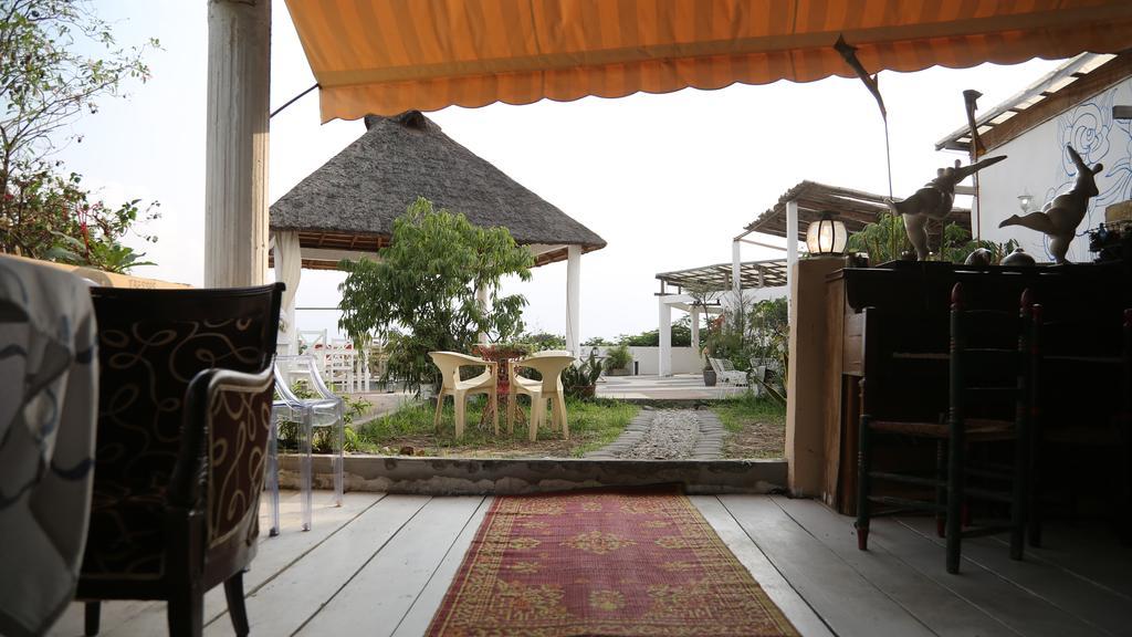 Bushman Cafe Hotel Абиджан Екстериор снимка