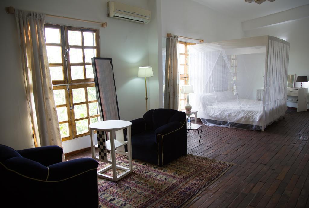 Bushman Cafe Hotel Абиджан Екстериор снимка