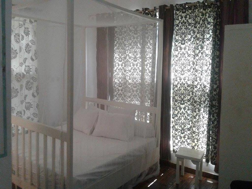 Bushman Cafe Hotel Абиджан Екстериор снимка