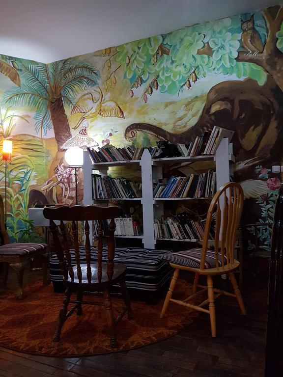 Bushman Cafe Hotel Абиджан Екстериор снимка